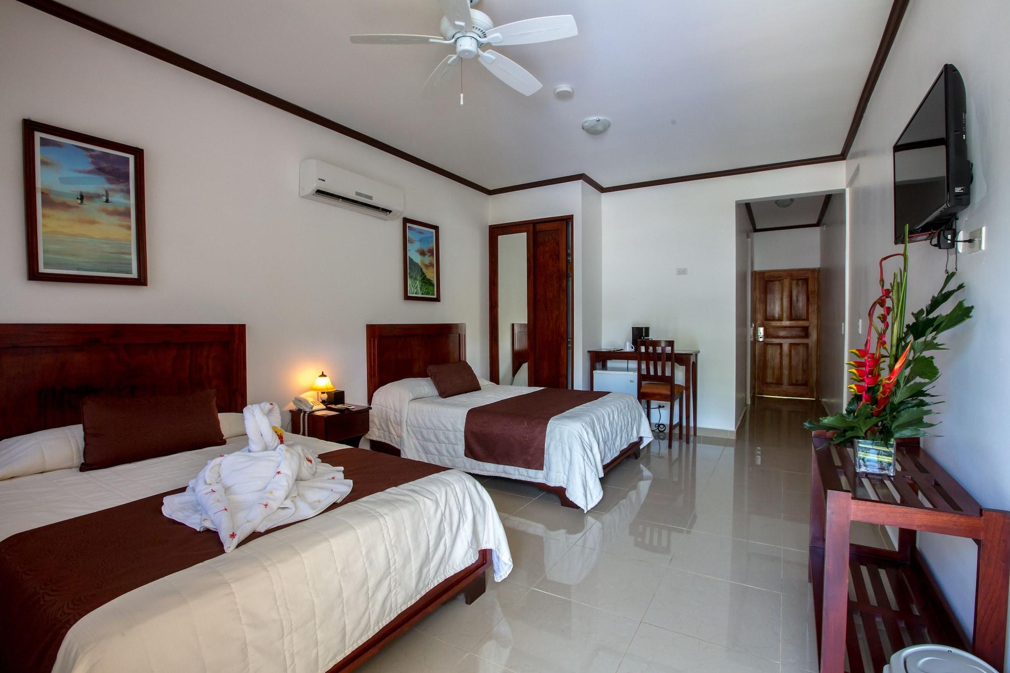 Hotel Arenas En Punta Leona Playa Agujas Luaran gambar